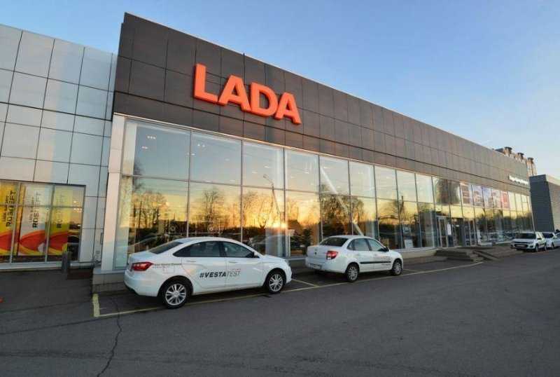 Продажи новых автомобилей в России ушли в минус