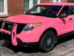 С молотка пустят полицейский Ford Explorer с тараном. Он ярко-розового цвета