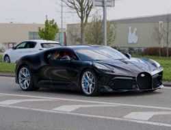 Самый дорогой Bugatti впервые заметили на дороге