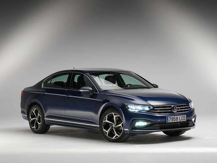 Седану Volkwagen Passat в России вернули двухлитровый мотор