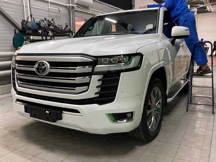 Шпионские игры: Toyota Land Cruiser 300 сфотографировали без камуфляжа