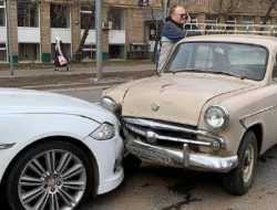 Столкновение эпох: «Москвич» врезался в Jaguar XJ в Москве