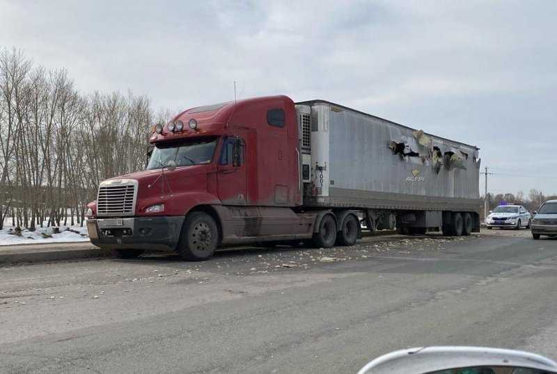 Танк протаранил фуру на трассе в Новосибирской области