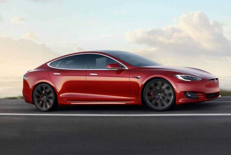 Tesla врезалась в дерево и загорелась. За рулем никого не было