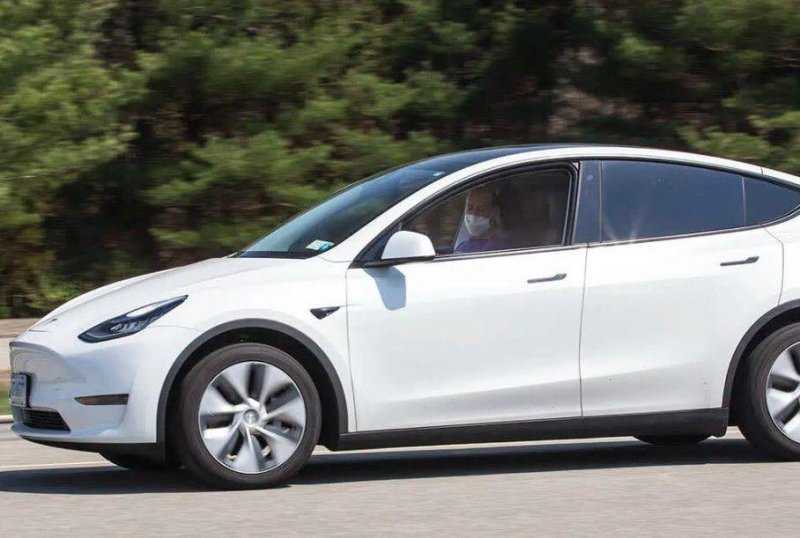 &laquo;Теслу&raquo; удалось заставить ехать без водителя за рулем