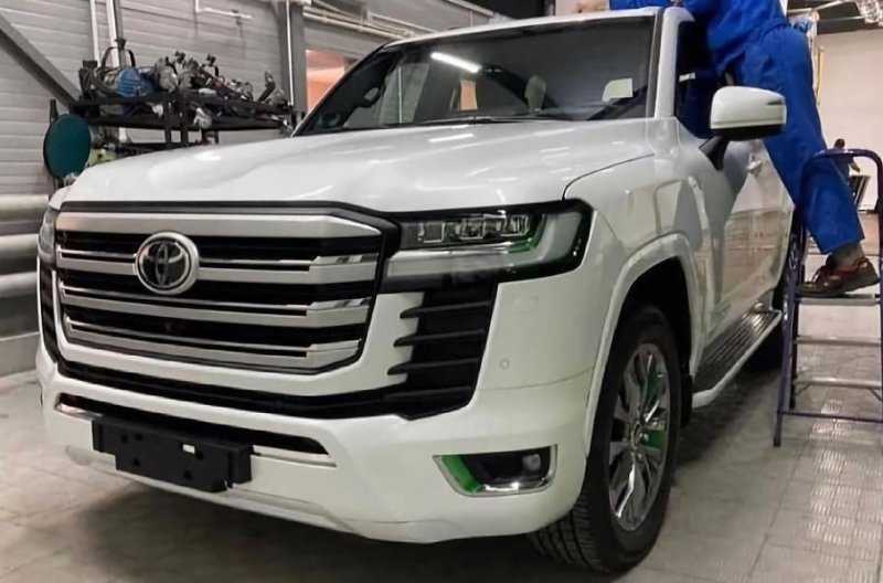 Toyota Land Cruiser 300 впервые показали без камуфляжа