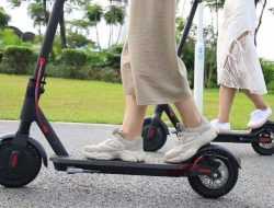 В России предложили ввести права для электросамокатов и запретить передвигаться на них по тротуарам