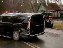 Видео: Aurus из правительственного кортежа попал в аварию на Рублевке