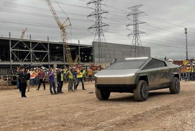 Видео: Илон Маск приехал на завод Tesla на пикапе Cybertruck