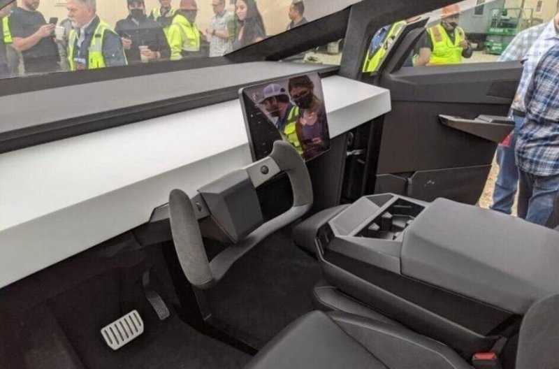 Видео: Илон Маск приехал на завод Tesla на пикапе Cybertruck