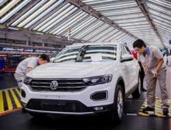 Volkswagen сократит производство из-за дефицита микросхем