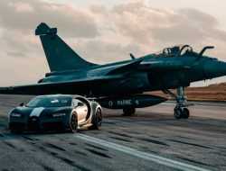Гиперкар Bugatti устроил гонку с палубным истребителем. Видео