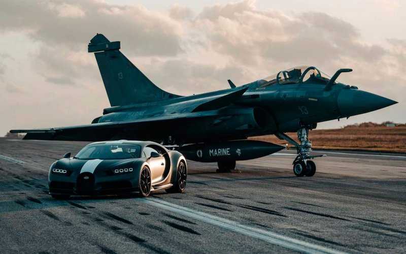 
            Гиперкар Bugatti устроил гонку с палубным истребителем. Видео
        