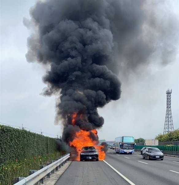 Lamborghini Urus за 26,5 млн загорелся прямо на дороге. Видео