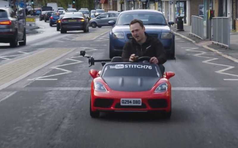 
            Игрушечный электрокар с водителем выпустили на дороги. Видео
        