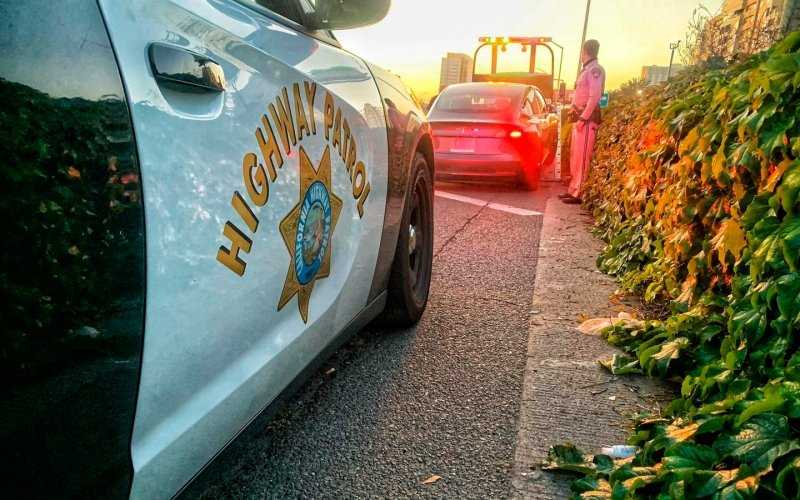 Полиция остановила на скоростном шоссе Tesla без водителя за рулем