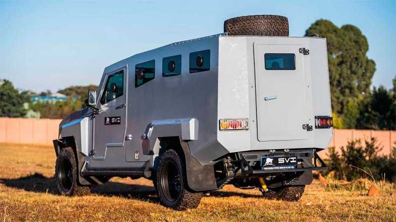 Toyota Land Cruiser превратили в восьмиместный броневик. Видео