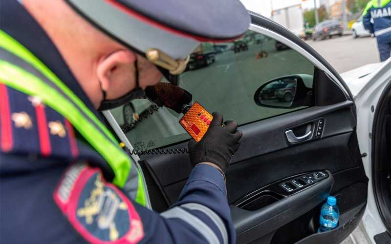 
            Водитель получил 5 суток ареста за отказ снять тонировку
        