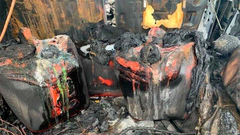 
            Перевозящий канистры с бензином Hummer загорелся во время поездки. Фото
        