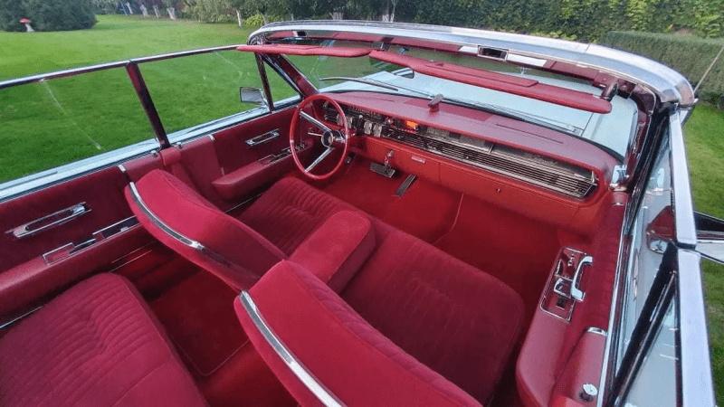 
            В России продают коллекционный Lincoln Continental 1964 года за 8,8 млн
        