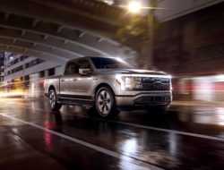 571 л.с. и 482 км без подзарядки: у Ford F-150 появилась электрическая версия