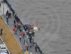 В Москве автомобиль упал в реку. Фото и подробности