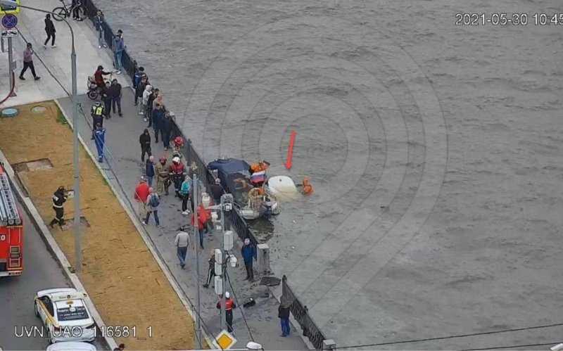 
            В Москве автомобиль упал в реку. Фото и подробности
        