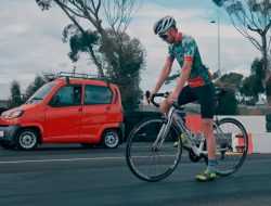 Самый дешевый автомобиль в мире сразился в дрэге с велосипедом. Видео