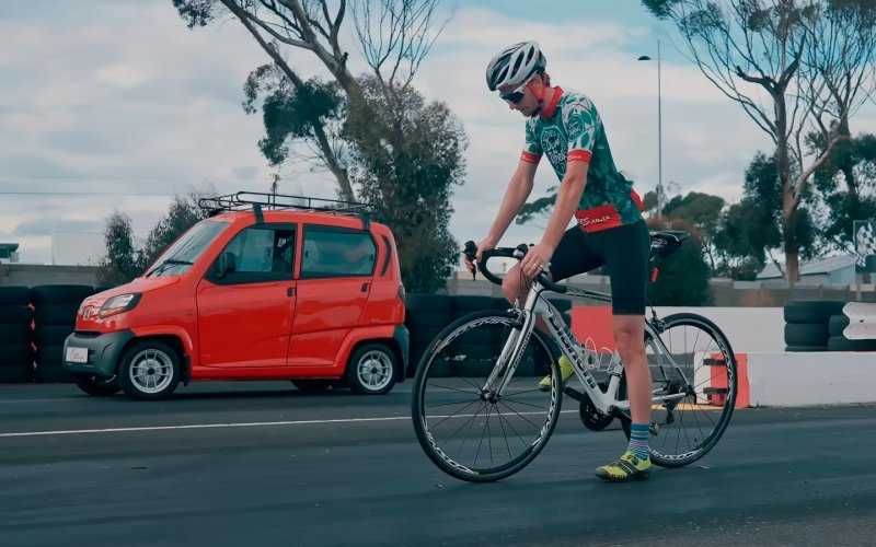 Самый дешевый автомобиль в мире сразился в дрэге с велосипедом. Видео