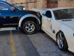 Полицейский на пикапе протаранил Mercedes своего начальника. Видео