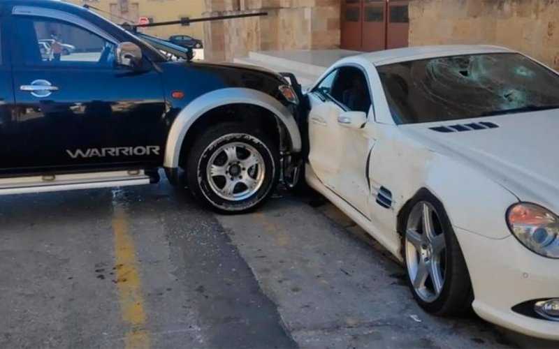 
            Полицейский на пикапе протаранил Mercedes своего начальника. Видео
        