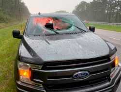 После удара молнии кусок асфальта насквозь пробил пикап Ford. Фото