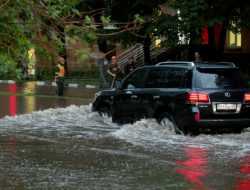 Как дороги в Москве затопило после дождя. Фото, видео