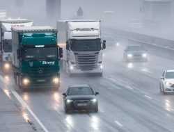 Водителям фур объяснили, почему нельзя двигаться в крайней левой полосе