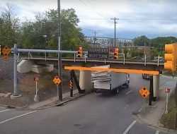 «Мост глупости» в США срезал крышу у грузовика. Видео