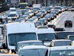 Дептранс рассказал, как избежать дачных пробок