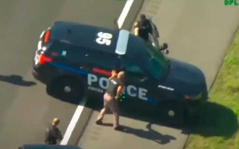 Нарушитель угнал и разбил две полицейские машины уходя от погони. Видео