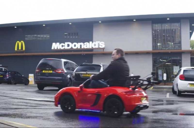 Британец «прокачал» игрушечную машинку и ездит на ней каждый день