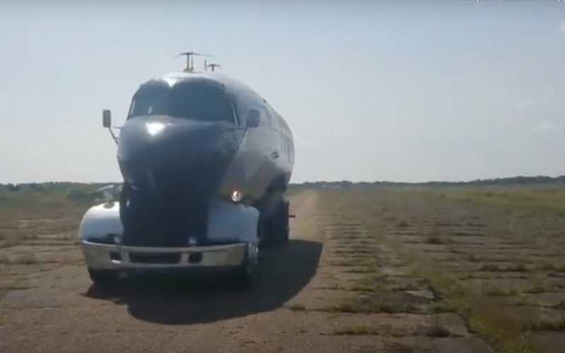 Самолет превратили в дом на колесах. Видео