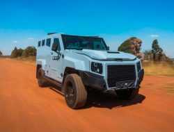 Toyota Land Cruiser превратили в восьмиместный броневик. Видео