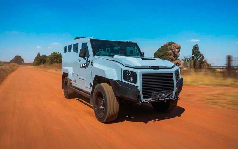 Toyota Land Cruiser превратили в восьмиместный броневик. Видео