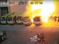 Электрический автобус загорелся и «поджег» соседние. Видео