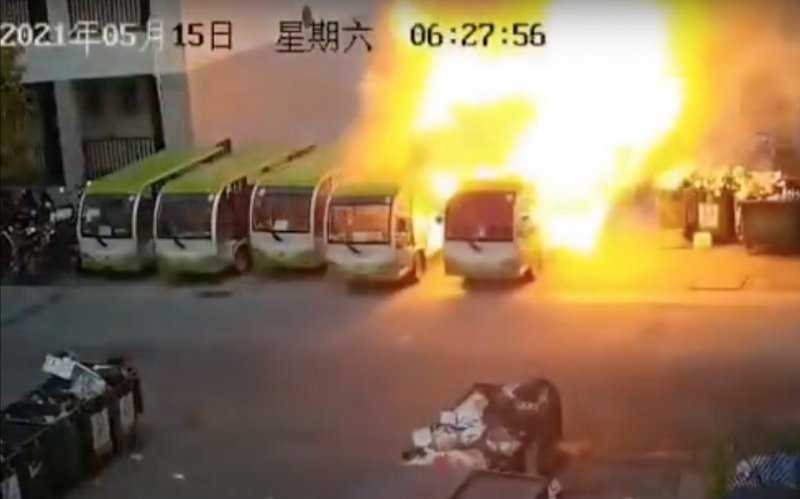 
            Электрический автобус загорелся и &laquo;поджег&raquo; соседние. Видео
        