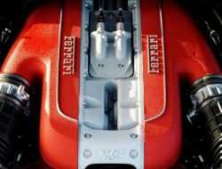 Ferrari не собирается отправлять атмосферный V12 на пенсию