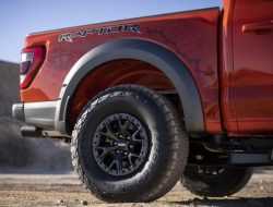 Ford объяснил преимущества 35- и 37-дюймовых шин на F-150 Raptor