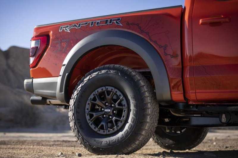 Ford объяснил преимущества 35- и 37-дюймовых шин на F-150 Raptor