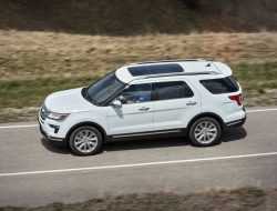 Ford отзывает кроссоверы Explorer из-за отрывающихся на скорости рейлингов