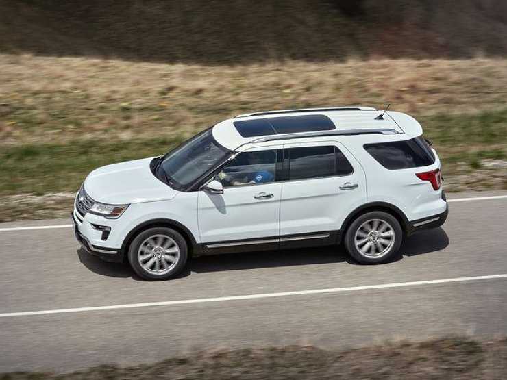 Ford отзывает кроссоверы Explorer из-за отрывающихся на скорости рейлингов