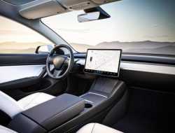 Камеру в салоне Tesla научили следить за водителями