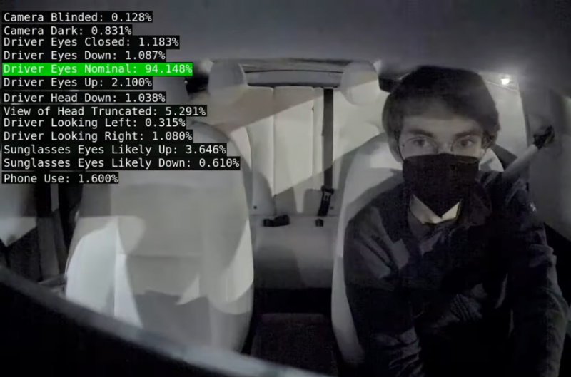 Камеру в салоне Tesla научили следить за водителями